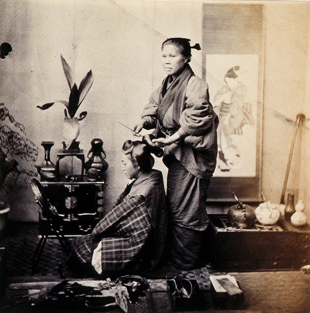 女髪結 F・ベアト撮影 1863(文久3)年 長崎大学附属図書館蔵