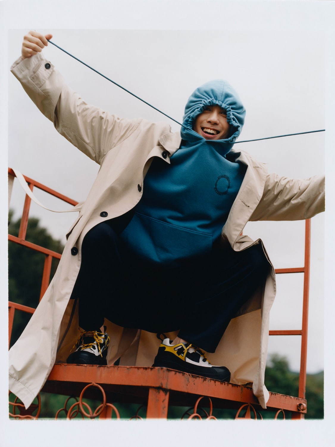 ステラ マッカートニー“ジェンダーレス”な新作ウェア、グラフィック総柄シャツやハイキングブーツ｜写真32
