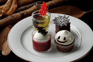 横浜・ホテルニューグランドのハロウィンアフタヌーンティー、オバケのカップケーキやクモの巣ケーキなど｜写真2