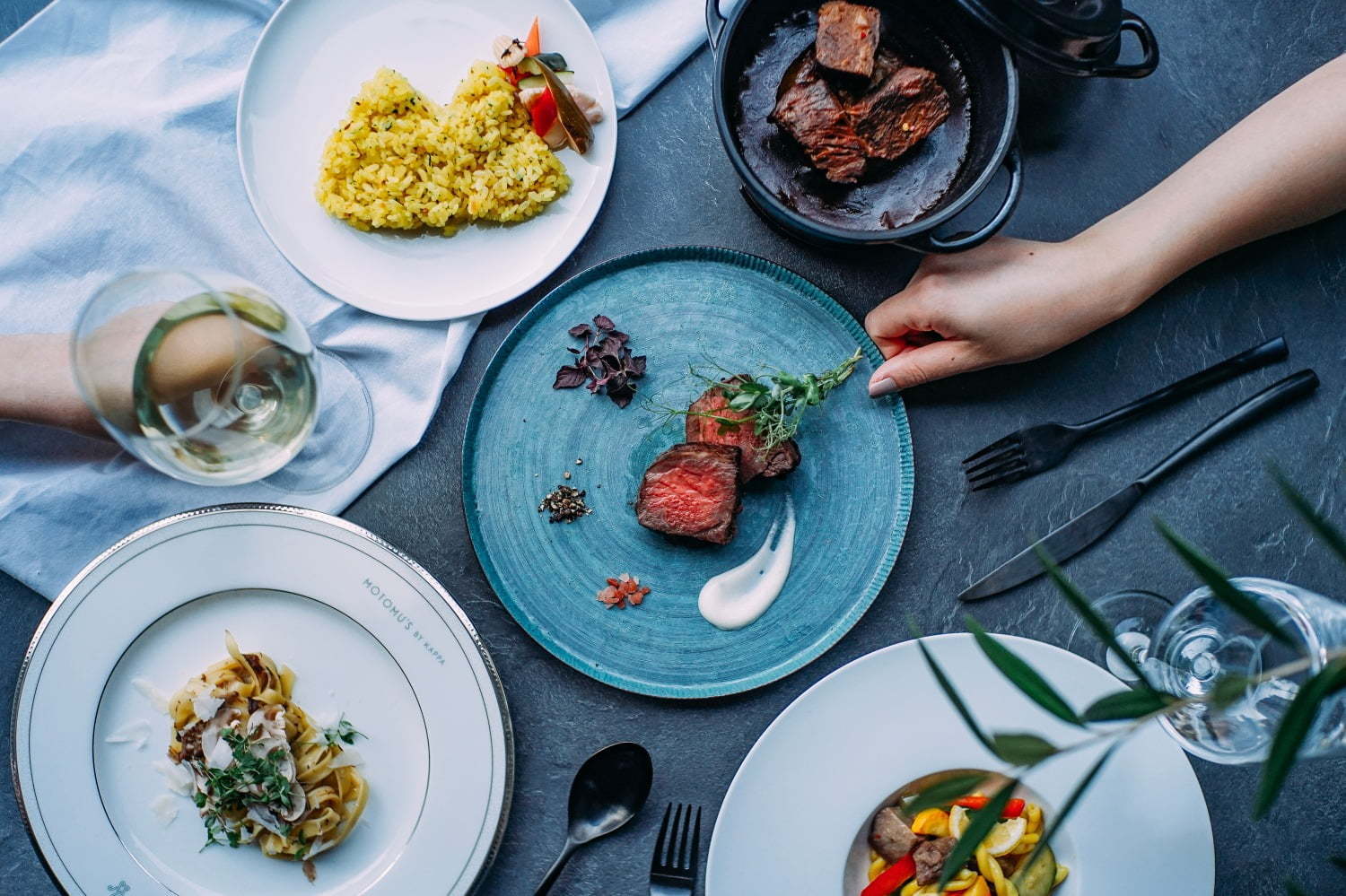 絶品料理｜「モトムズ バイ カッパ」神宮前に“A5ランク黒毛和牛”を堪能するレストラン、幻のカレーパンも販売