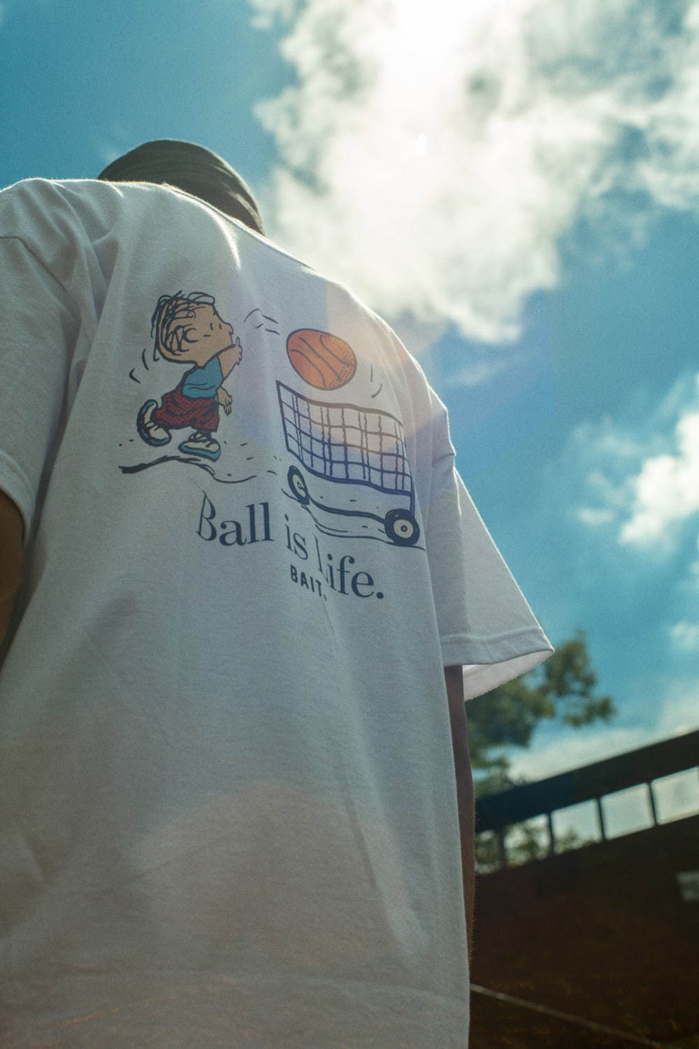 ベイト×ピーナッツ、スヌーピーが“バスケットボール”を楽しむTシャツ＆フーディー｜写真11