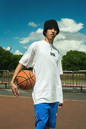 ベイト ピーナッツ スヌーピーが バスケットボール を楽しむtシャツ フーディー ファッションプレス