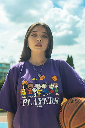 ベイト ピーナッツ スヌーピーが バスケットボール を楽しむtシャツ フーディー ファッションプレス