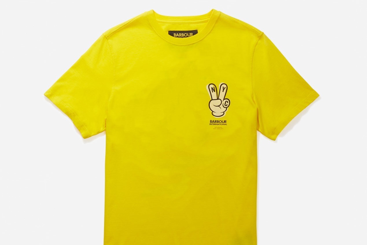サタデーズ ニューヨークシティ×バブアー、オリジナルタグ入りバイカージャケット＆ピースサインTシャツ