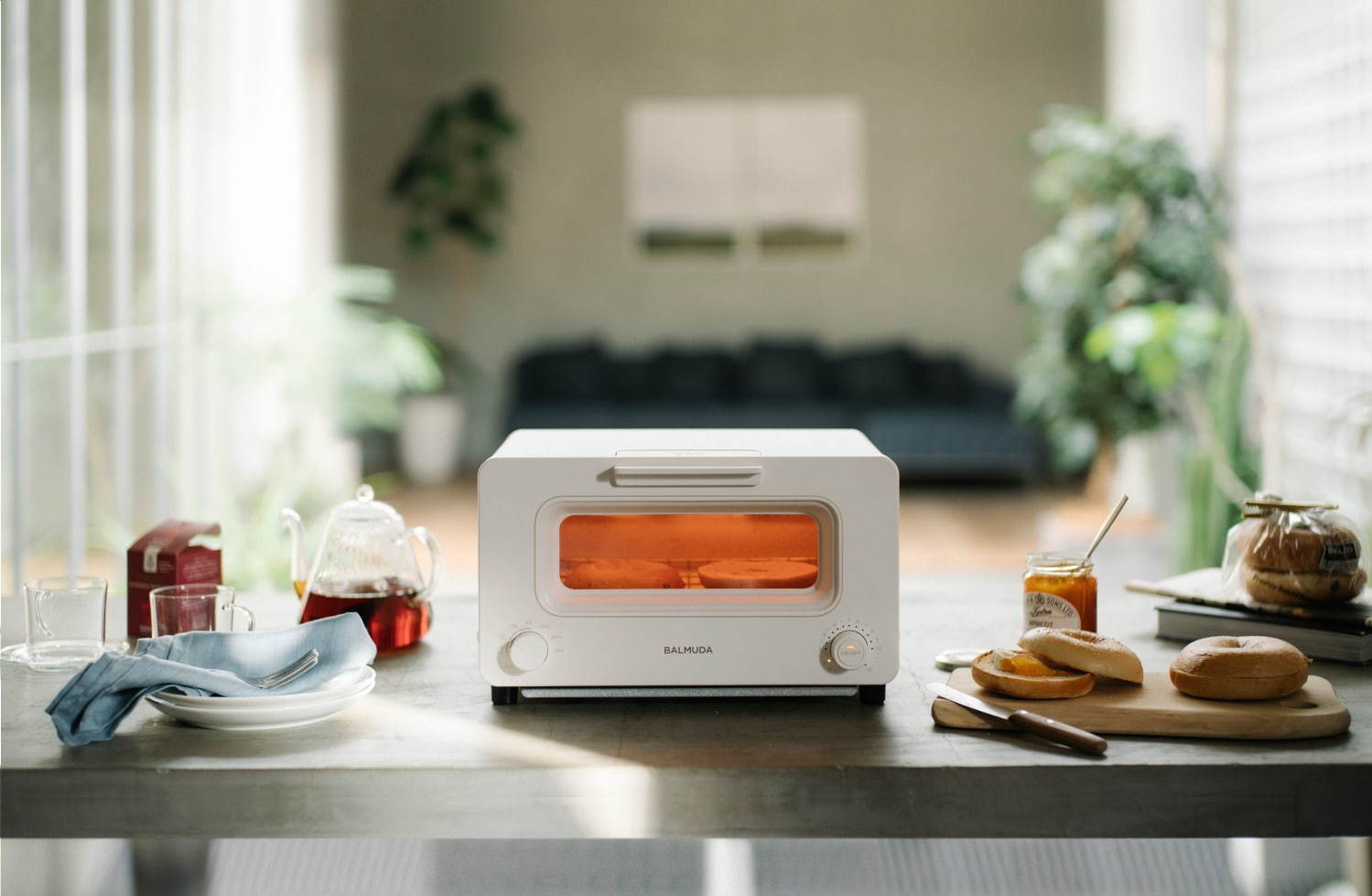 バルミューダのトースターが進化、新色ベージュ＆緻密な温度制御で“サクふわ”焼き立てパンを再現 - ファッションプレス