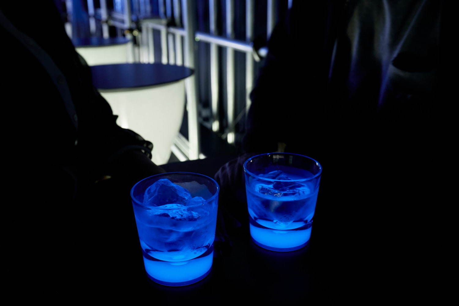 「獺祭」の期間限定コンセプトバーが東京・新丸の内ビルに、日本酒のロックを“光る”グラスで｜写真2