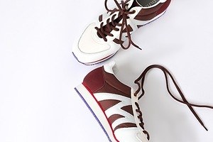 メルシーボークー、×ミズノのスニーカー、ブラウン×パープルの