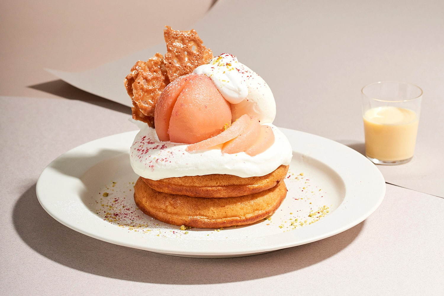 まるごと桃とふんわりフロマージュブランクリームのパンケーキ 1,500円＋税