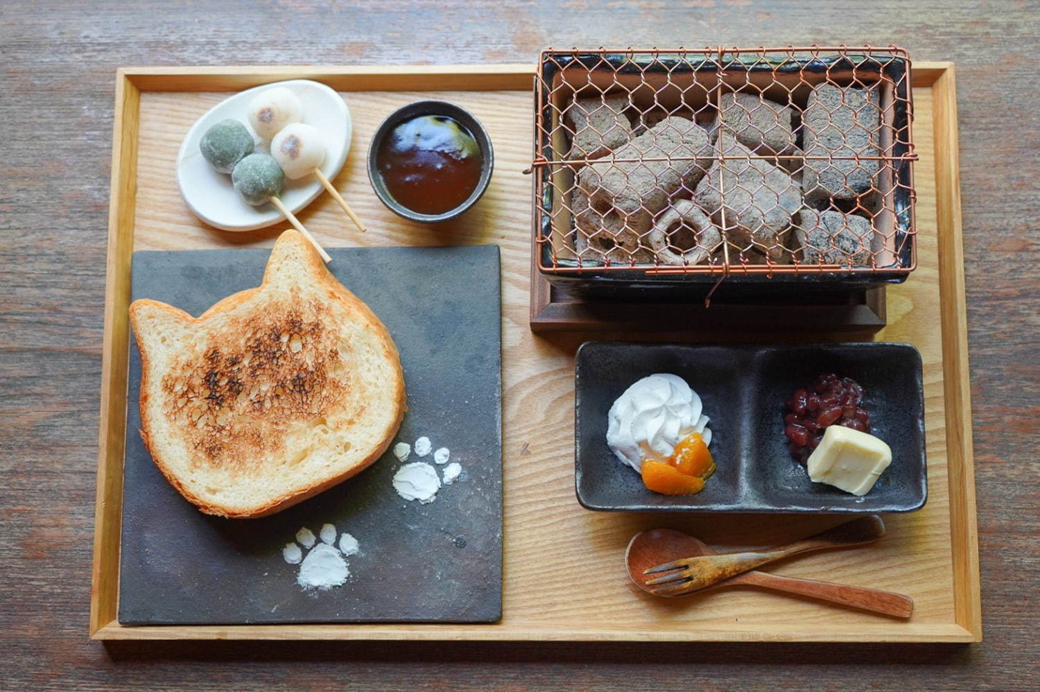 「京都ねこねこ」のねこ型食パンを“七輪”でトーストできる朝食メニュー、みたらし団子もセットに｜写真1