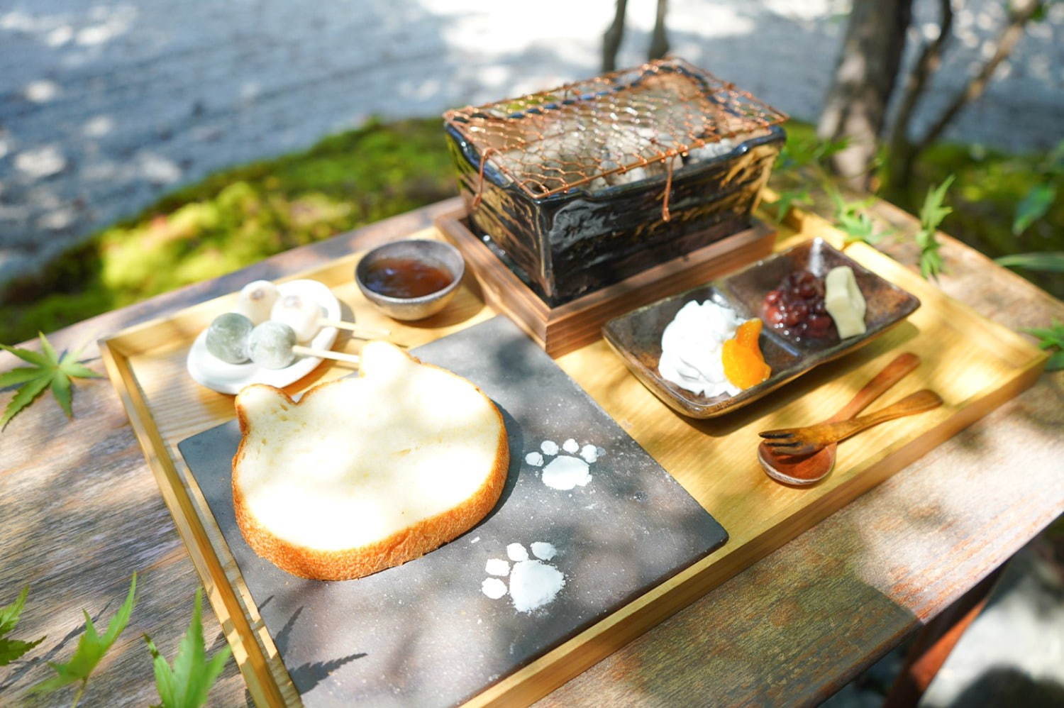 「京都ねこねこ」のねこ型食パンを“七輪”でトーストできる朝食メニュー、みたらし団子もセットに｜写真6