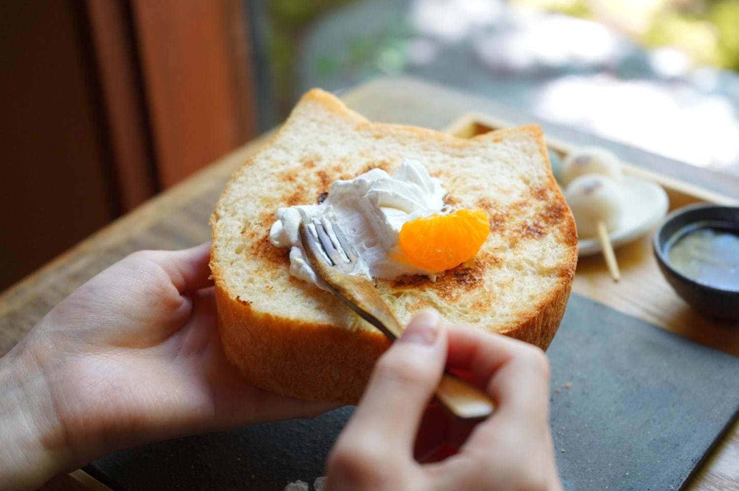 「京都ねこねこ」のねこ型食パンを“七輪”でトーストできる朝食メニュー、みたらし団子もセットに｜写真2