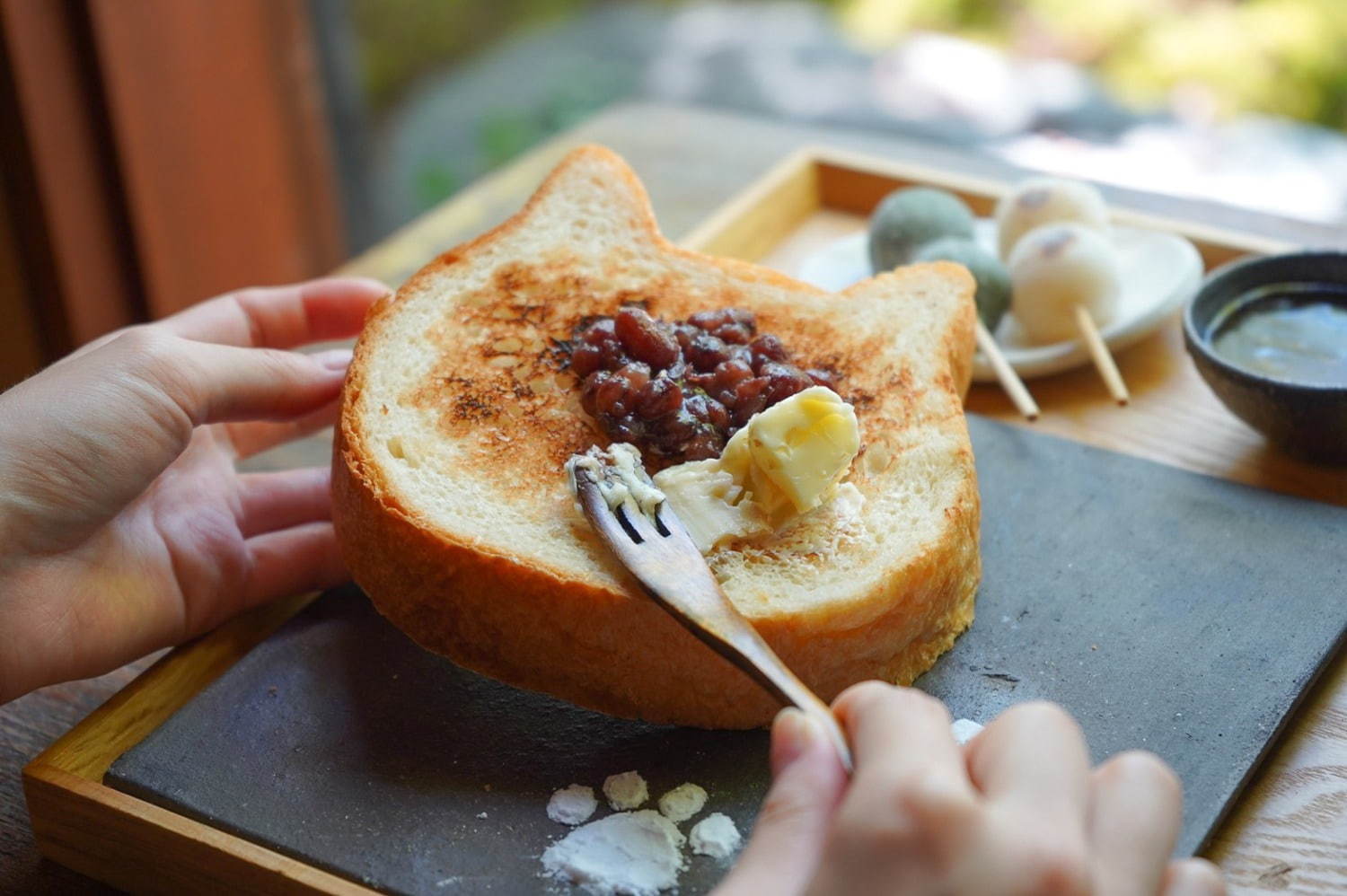 「京都ねこねこ」のねこ型食パンを“七輪”でトーストできる朝食メニュー、みたらし団子もセットに｜写真3