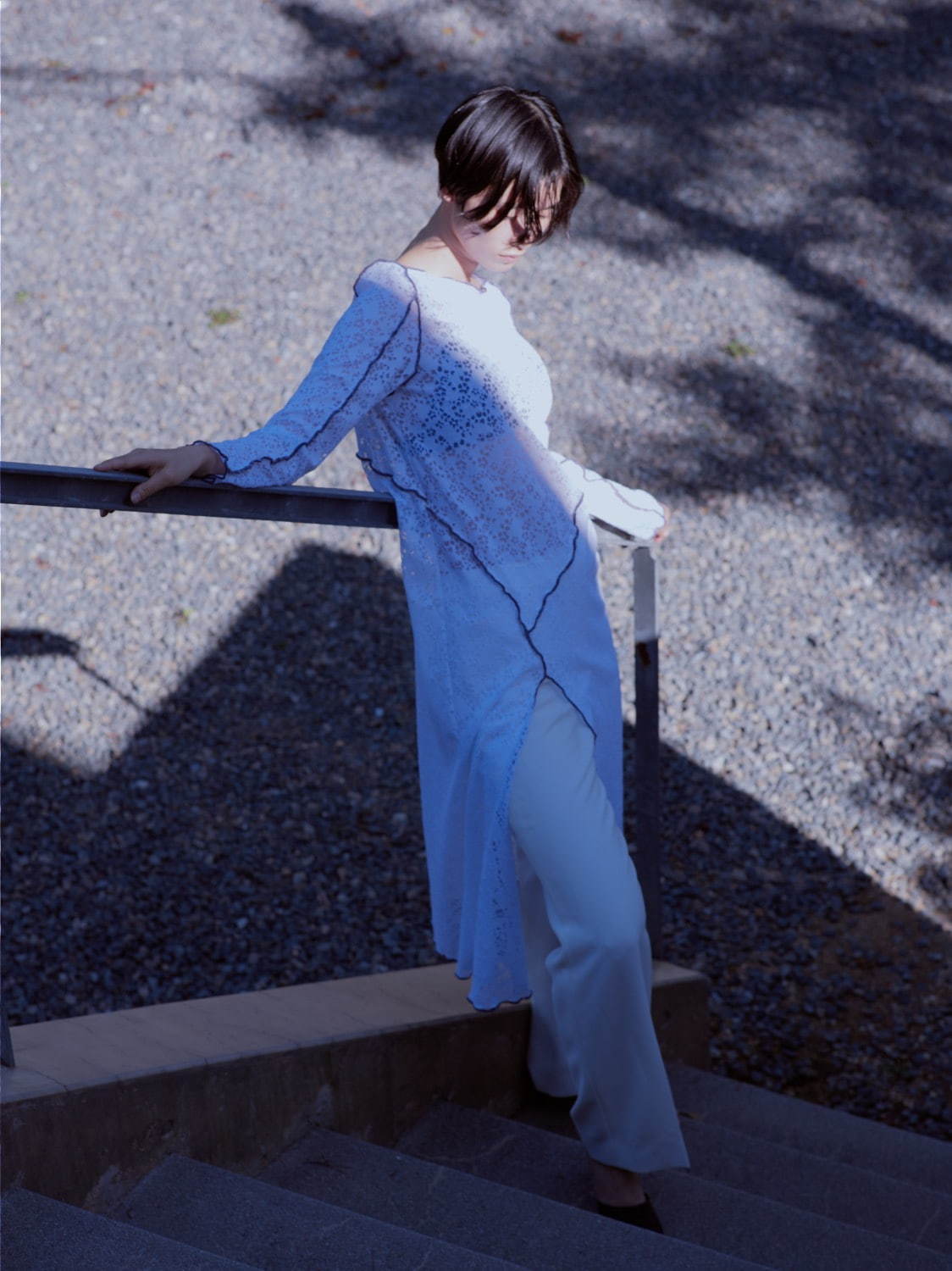 ミューラル“月下美人”の刺繍ドレス、限定パープルカラーで - アクセ感覚の円柱型ミニバッグも｜写真32