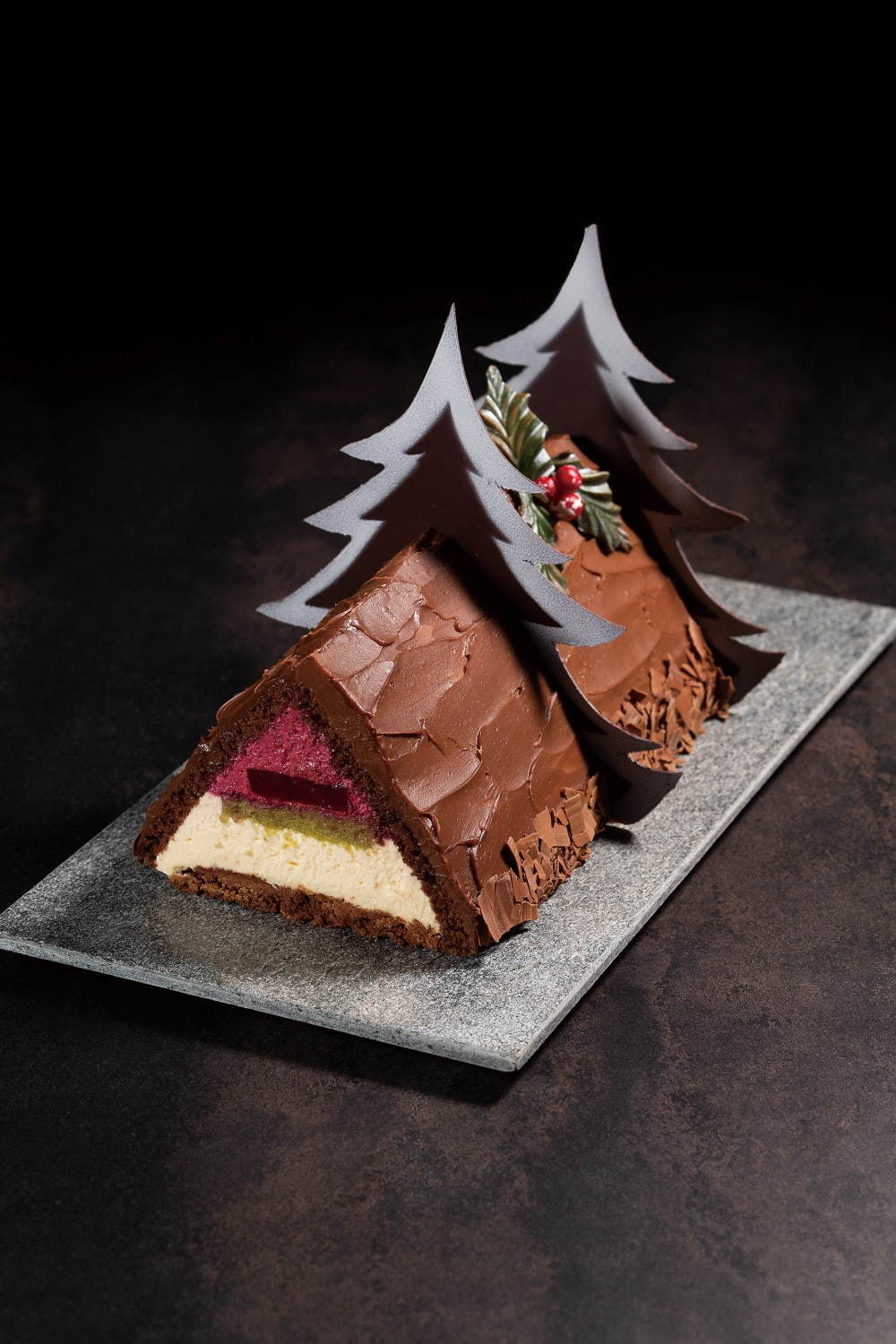 京王プラザホテルのクリスマスケーキ2020、“暖炉”や“本”を模ったユニークなチョコケーキなど｜写真4