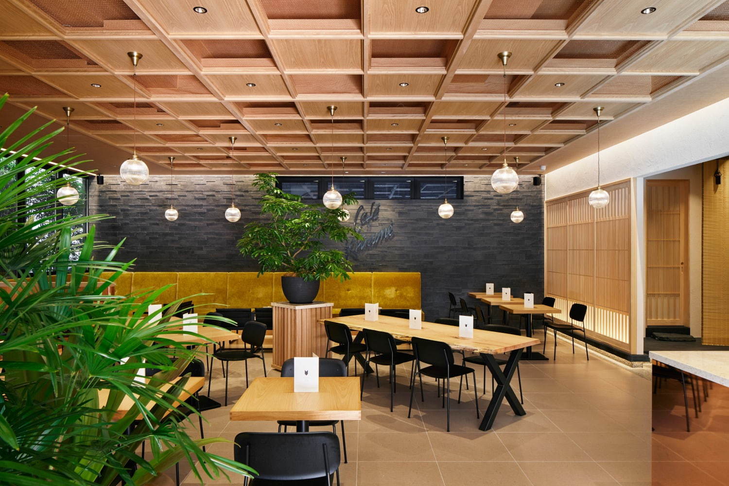 カフェ キツネ 青山店“和洋折衷”な新スイーツ、ほうじ茶香る苺ショートや抹茶エクレア｜写真8