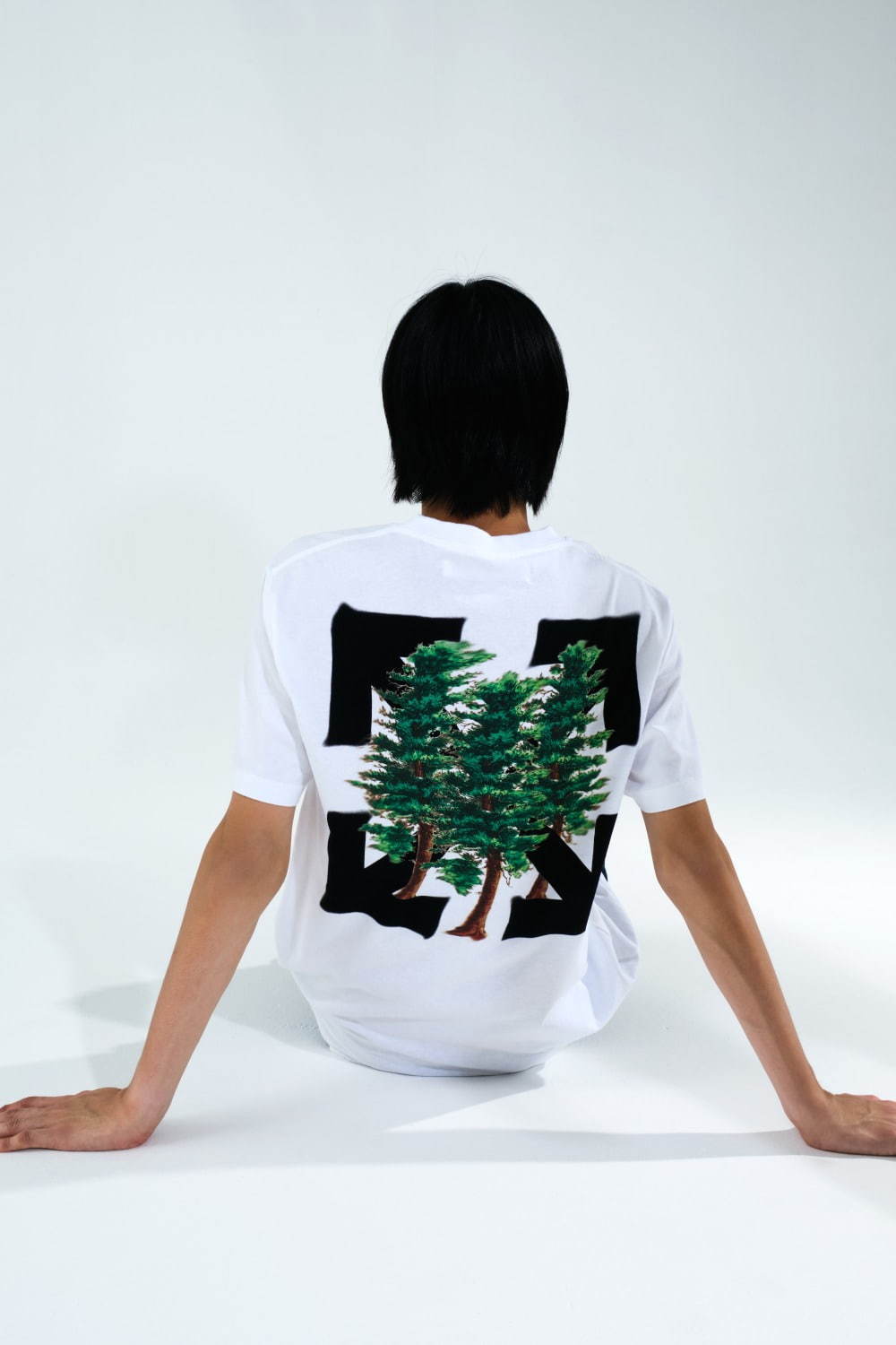 オフ-ホワイト”自然と森”がテーマの新作メンズウェア、蛍光グリーンのロゴや常緑樹プリント｜写真18