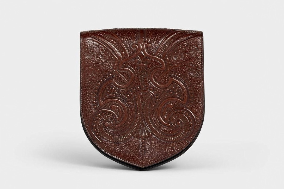 セリーヌ オムの新作ショルダーバッグ「エキュソン」紋章から着想したシェイプ、全3種ユニセックスで