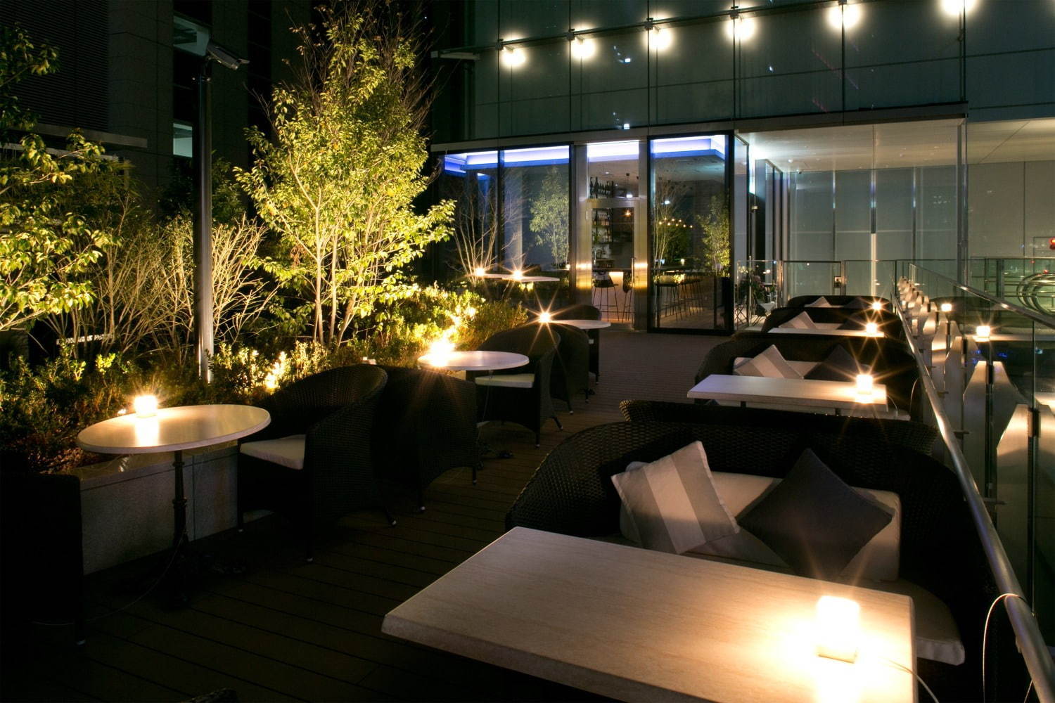 写真4 4 サラベス 東京店 夜のルーフトップテラス でフリーフロー制ハイティー 牛ステーキやミニバーガー ファッションプレス