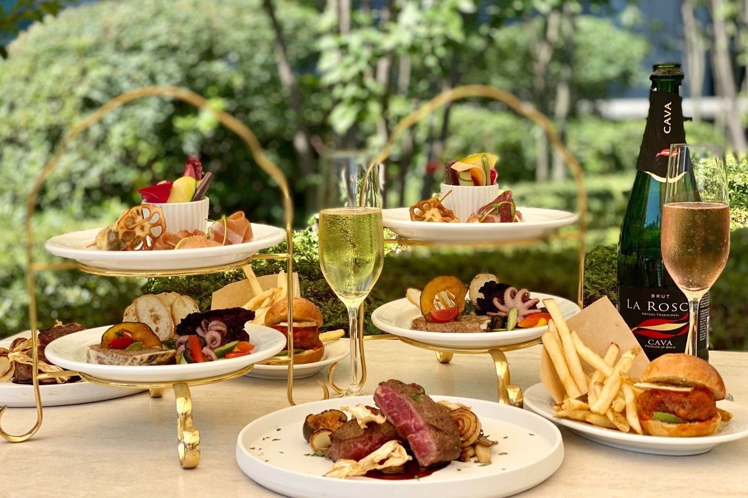 サラベス 東京店“夜のルーフトップテラス”でフリーフロー制ハイティー、牛ステーキやミニバーガー