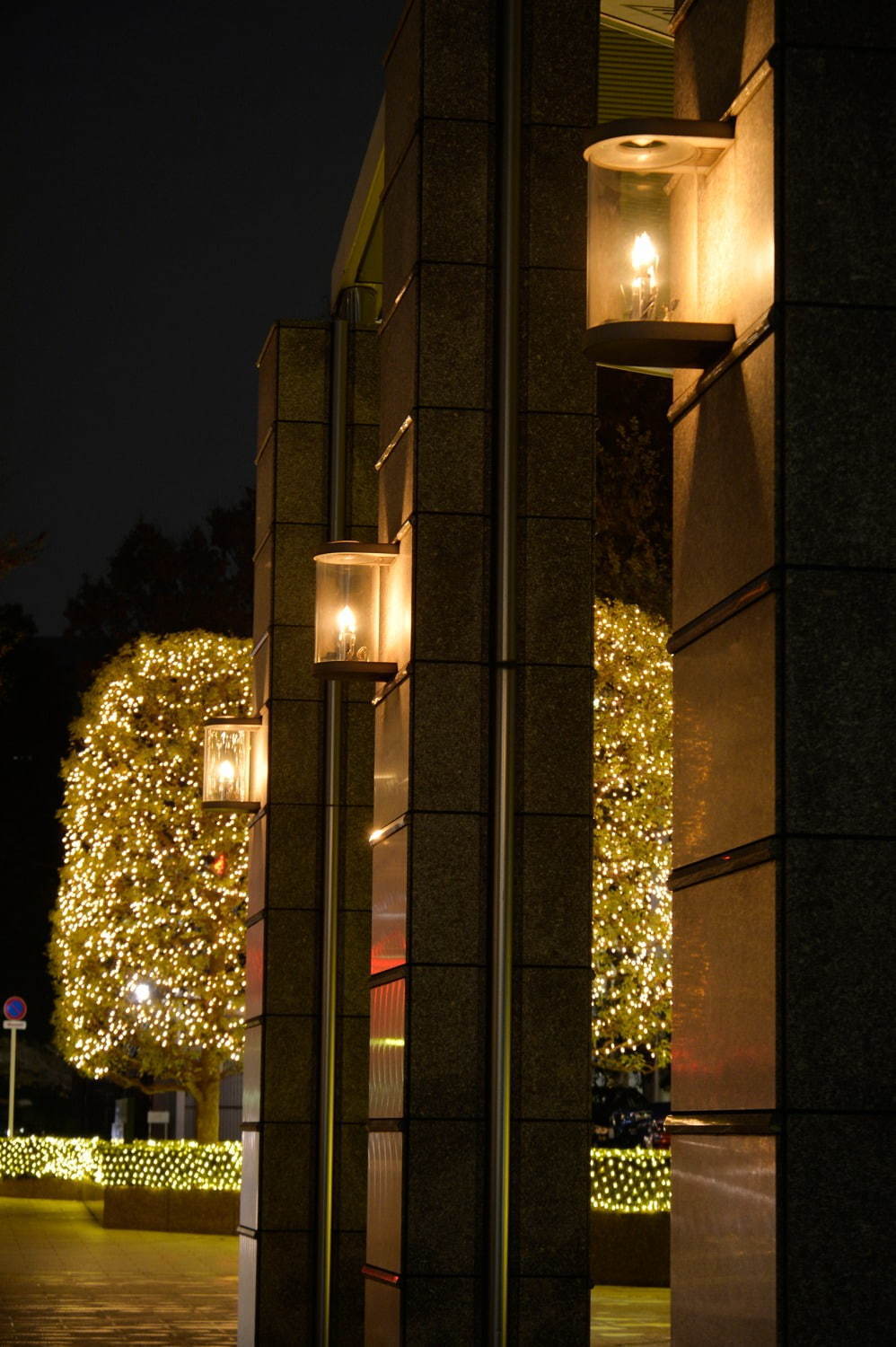 西新宿のクリスマスイルミネーション、新宿野村ビルやヒルトン東京など10か所で点灯｜写真1