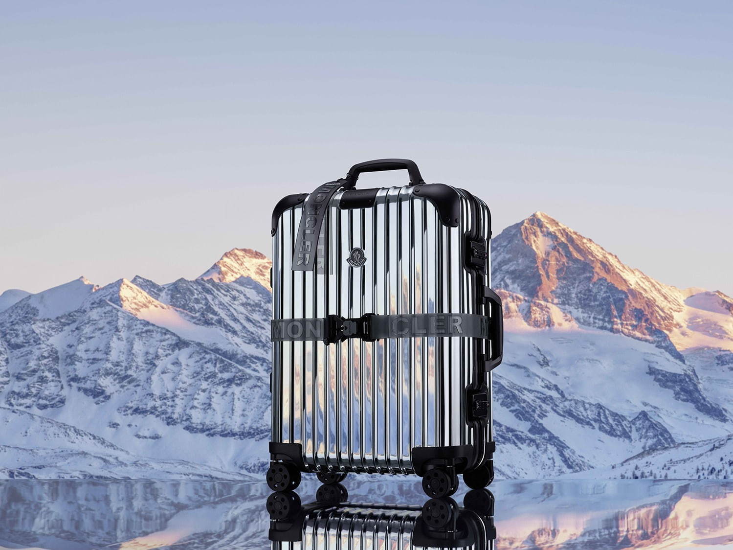 モンクレール ジーニアス×リモワの“鏡面仕上げ”スーツケース、ナイロン製の収納セット付き｜写真2