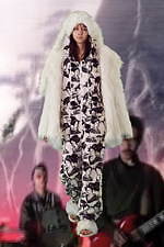 イクミ(IKUMI) 人間椅子｜写真8