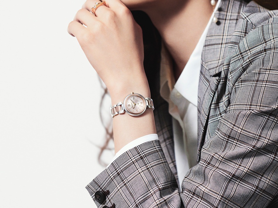 シチズン クロスシー新作レディース腕時計、“水面の波紋”着想ケース×透明感のあるカラーで｜写真18