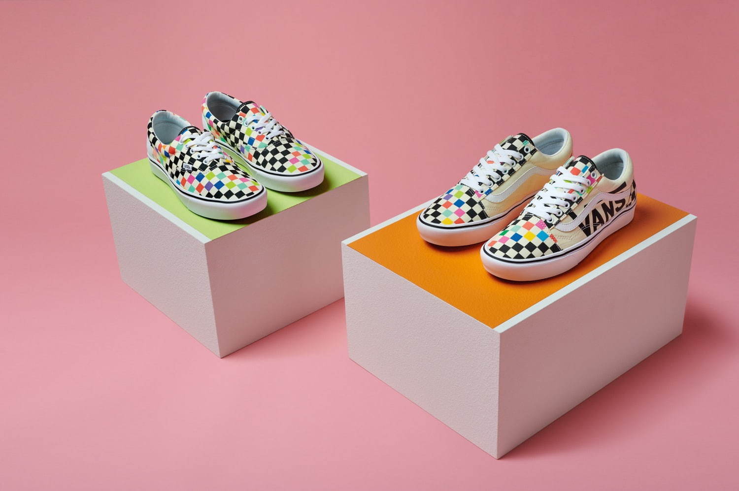 左：VANS and MoMA コンフィクッシュ エラ (MoMA)ブランド 8,500円＋税
右：VANS and MoMA コンフィクッシュ オールドスクール (MoMA)ブランド 9,500円＋税