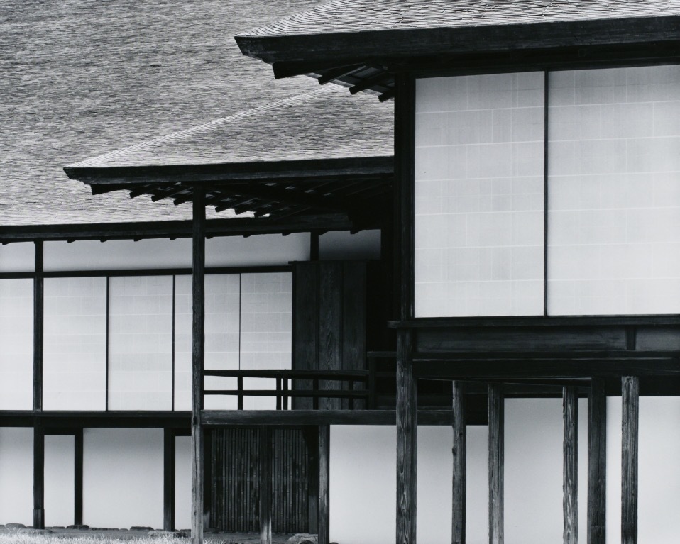 石元泰博《桂離宮 中書院東庭から楽器の間ごしに新御殿を望む》1981-82年 東京都写真美術館蔵