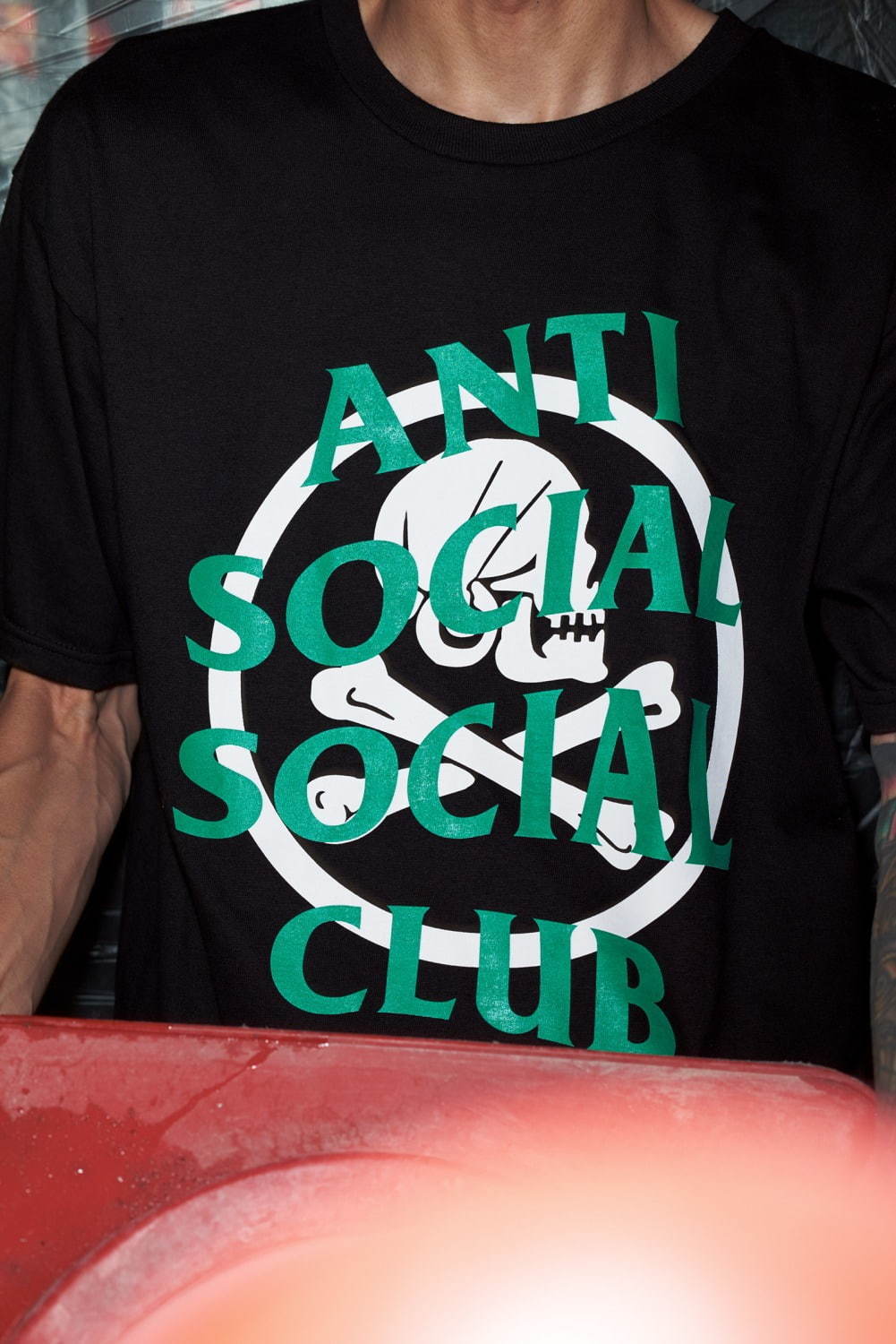 ネイバーフッド×アンチソーシャルソーシャルクラブ、“GET WEIRD”ロゴを配した原宿限定Tシャツ｜写真3