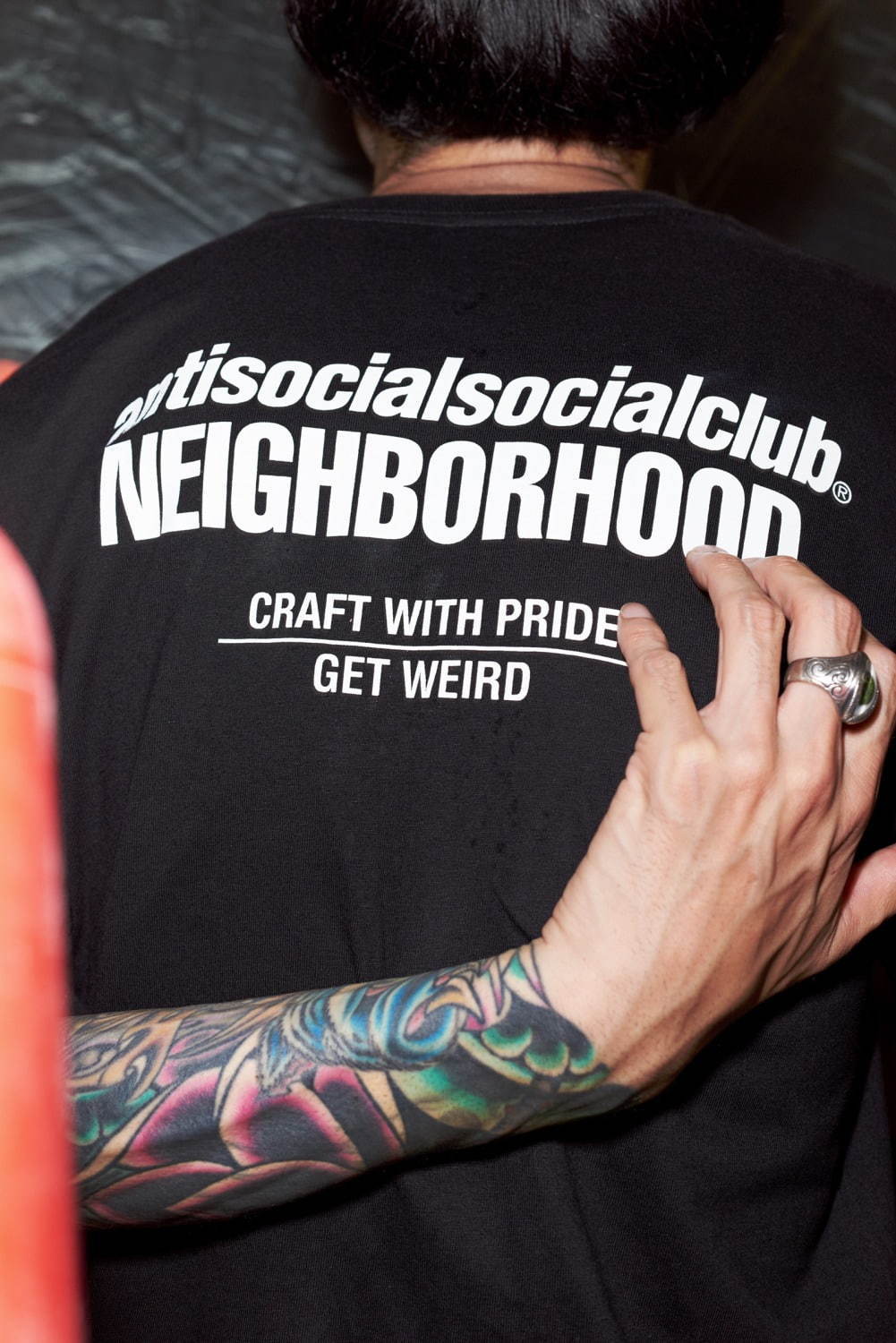 ネイバーフッド×アンチソーシャルソーシャルクラブ、“GET WEIRD”ロゴを配した原宿限定Tシャツ｜写真2