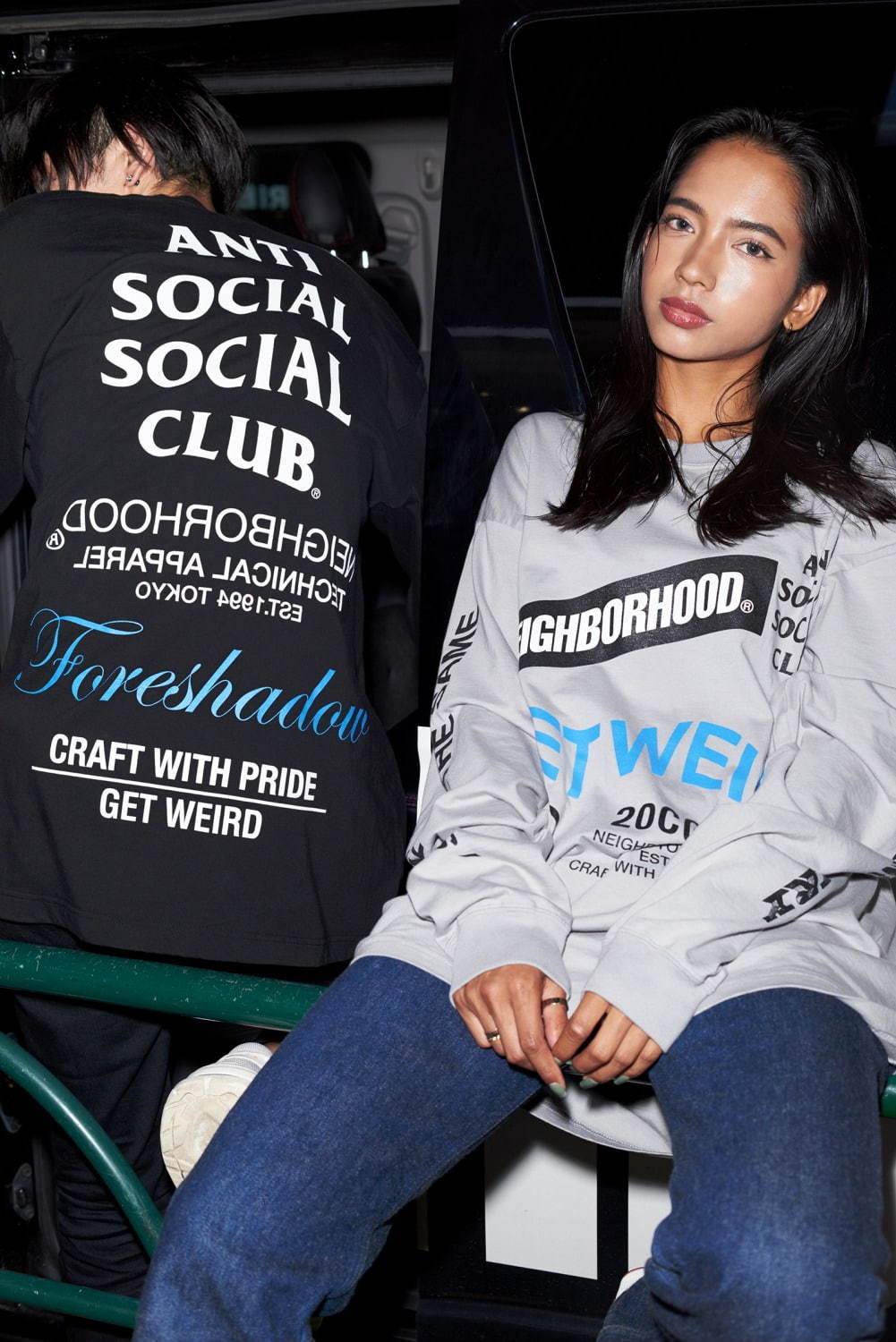 ネイバーフッド×アンチソーシャルソーシャルクラブ、“GET WEIRD”ロゴを配した原宿限定Tシャツ | 写真
