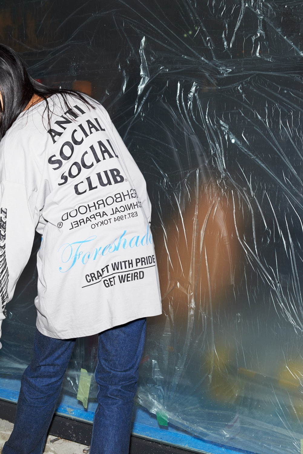 ネイバーフッド×アンチソーシャルソーシャルクラブ、“GET WEIRD”ロゴを配した原宿限定Tシャツ｜写真6