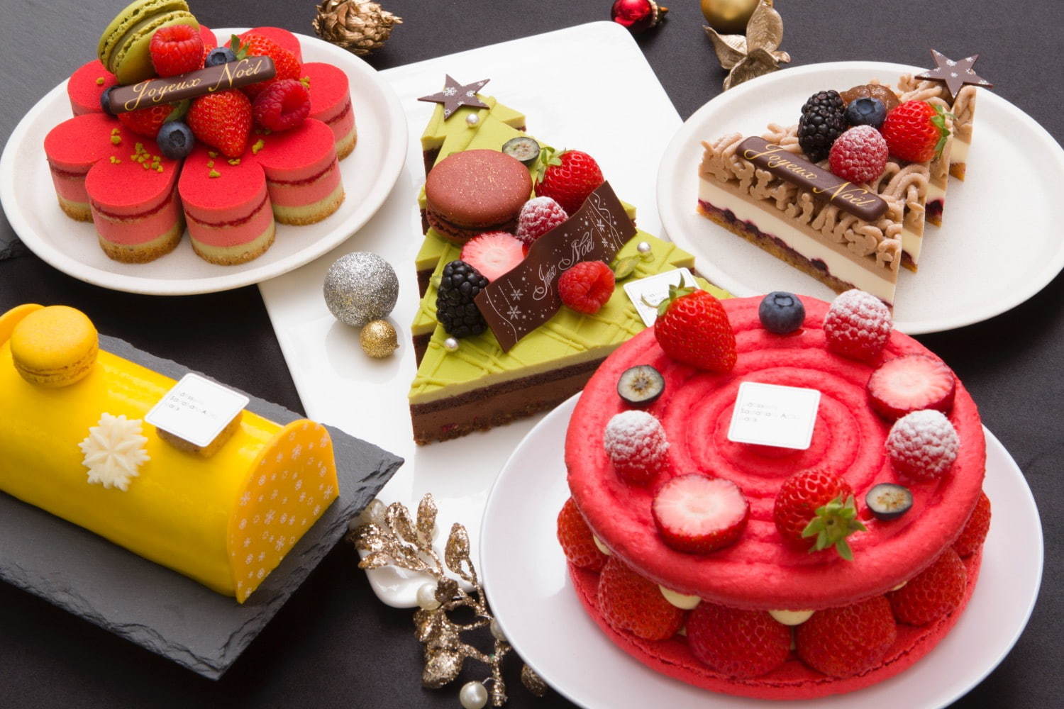 サダハル・アオキのクリスマス2020、ピスタチオ×ショコラのモミの木型ケーキ＆イチゴのマカロンケーキ｜写真1