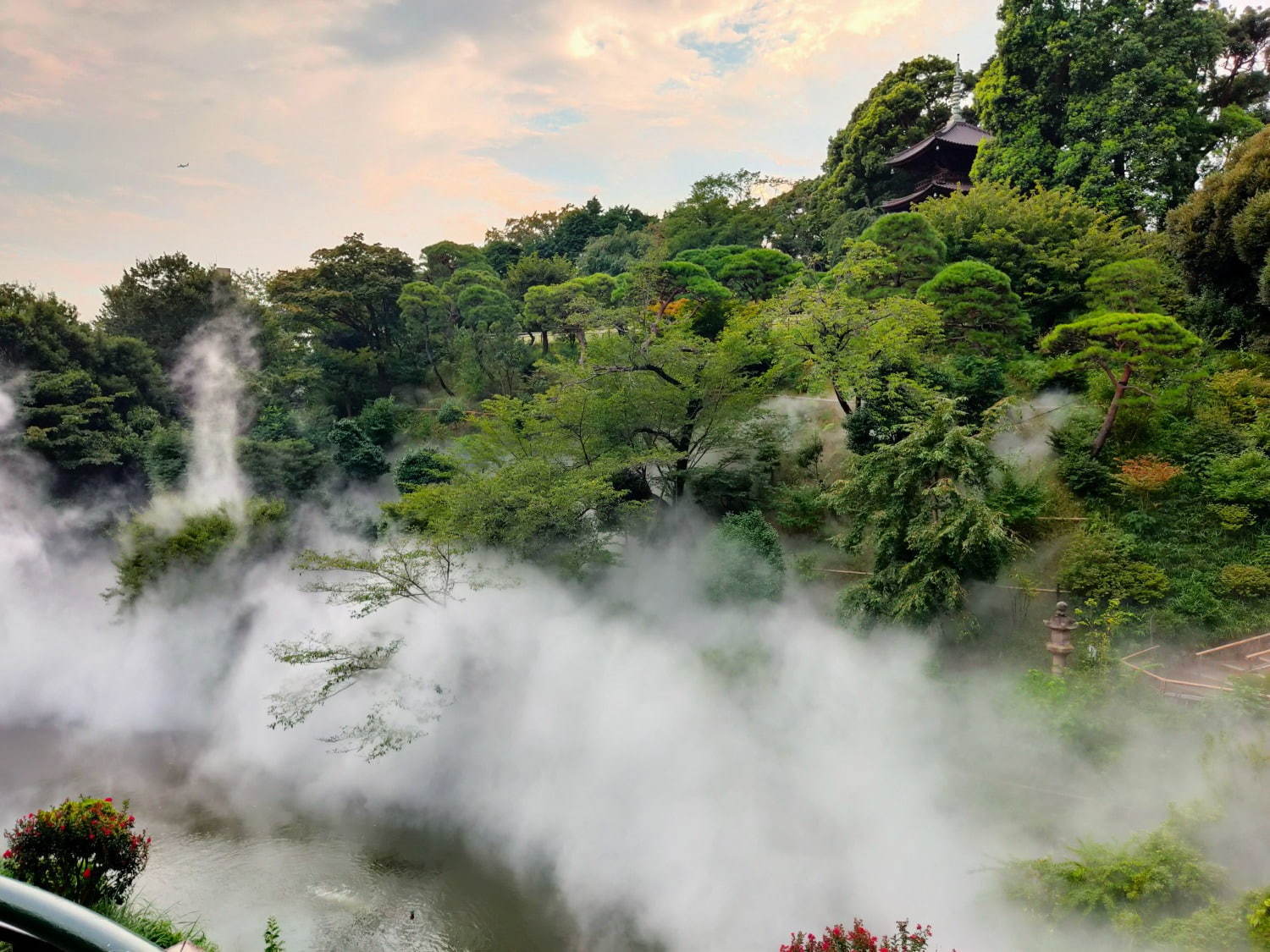 ホテル椿山荘東京“触れる雲海”や約1万本の椿が庭園に、幻想的なライトアップも｜写真1