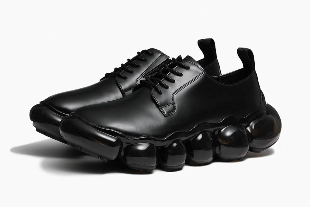 坂部三樹郎手掛ける「グラウンズ」堀内太郎のティー エイチとコラボ、黒革“立体ソール”スニーカー