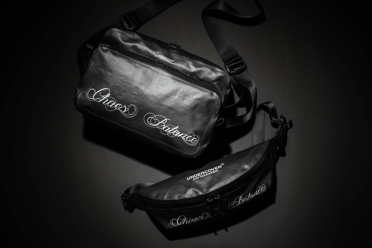 アンダーカバー×ラミダスのバッグ、グラフィックプリントを配した黒ショルダー＆ウエストバッグ｜写真2
