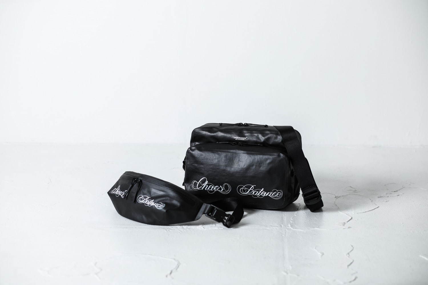 アンダーカバー×ラミダスのバッグ、グラフィックプリントを配した黒ショルダー＆ウエストバッグ｜写真5