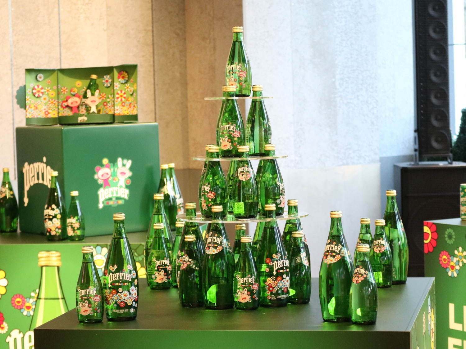 「ペリエ」村上隆デザインボトル、フラワーイラストを描いて - 渋谷・ホテル コエでは記念ドリンクも｜写真13