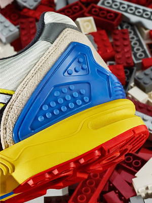 アディダス オリジナルス×レゴのスニーカー「ZX 8000 LEGO」象徴的な 
