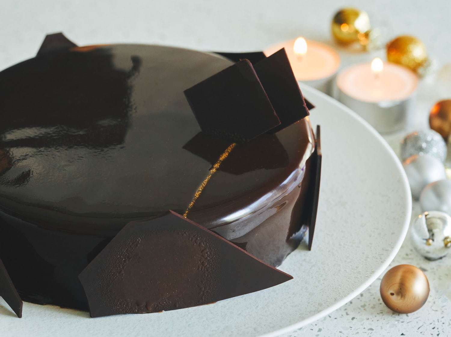 メゾンカカオのクリスマス2020、“軽やかな口どけ”5層仕立てのチョコレートケーキ｜写真1