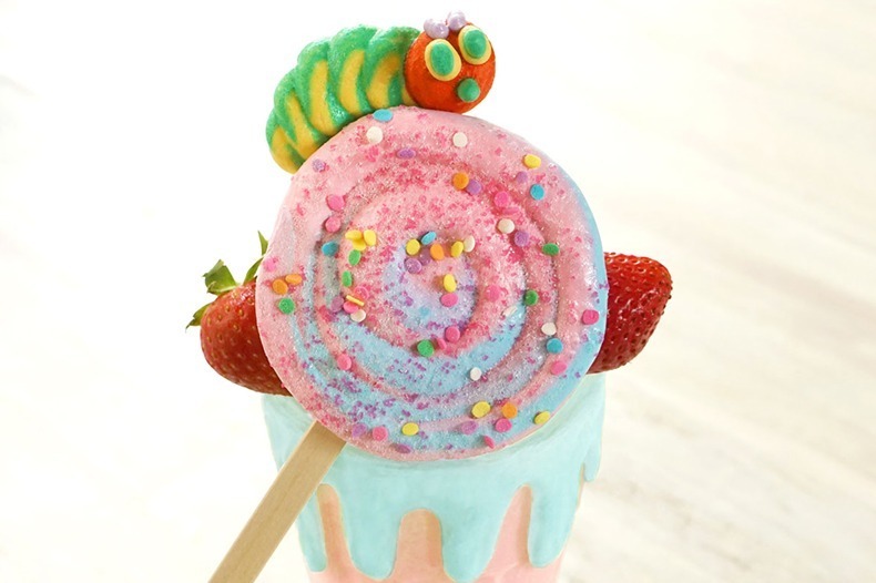 絵本｜「はらぺこあおむしカフェ」から新作、キャンディー型"カラフルクッキー"が乗ったいちごシェイクなど