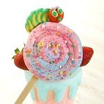 「はらぺこあおむしカフェ」から新作、キャンディー型"カラフルクッキー"が乗ったいちごシェイクなど｜写真2