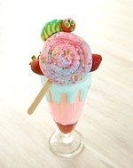「はらぺこあおむしカフェ」から新作、キャンディー型"カラフルクッキー"が乗ったいちごシェイクなど｜写真1