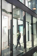 エンポリオ アルマーニ 2021年春夏メンズコレクション、ダイナミックな都市になじむ軽快な装い｜写真13