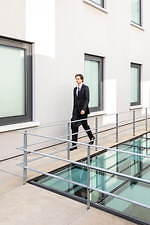 エンポリオ アルマーニ 2021年春夏メンズコレクション、ダイナミックな都市になじむ軽快な装い｜写真28