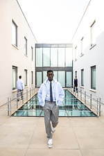 エンポリオ アルマーニ 2021年春夏メンズコレクション、ダイナミックな都市になじむ軽快な装い｜写真30