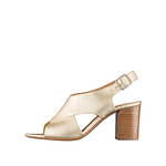 A.P.C. × 仏女優カトリーヌ・ドヌーヴ、クラシックなウールセットアップやゴールドのサンダル｜写真15