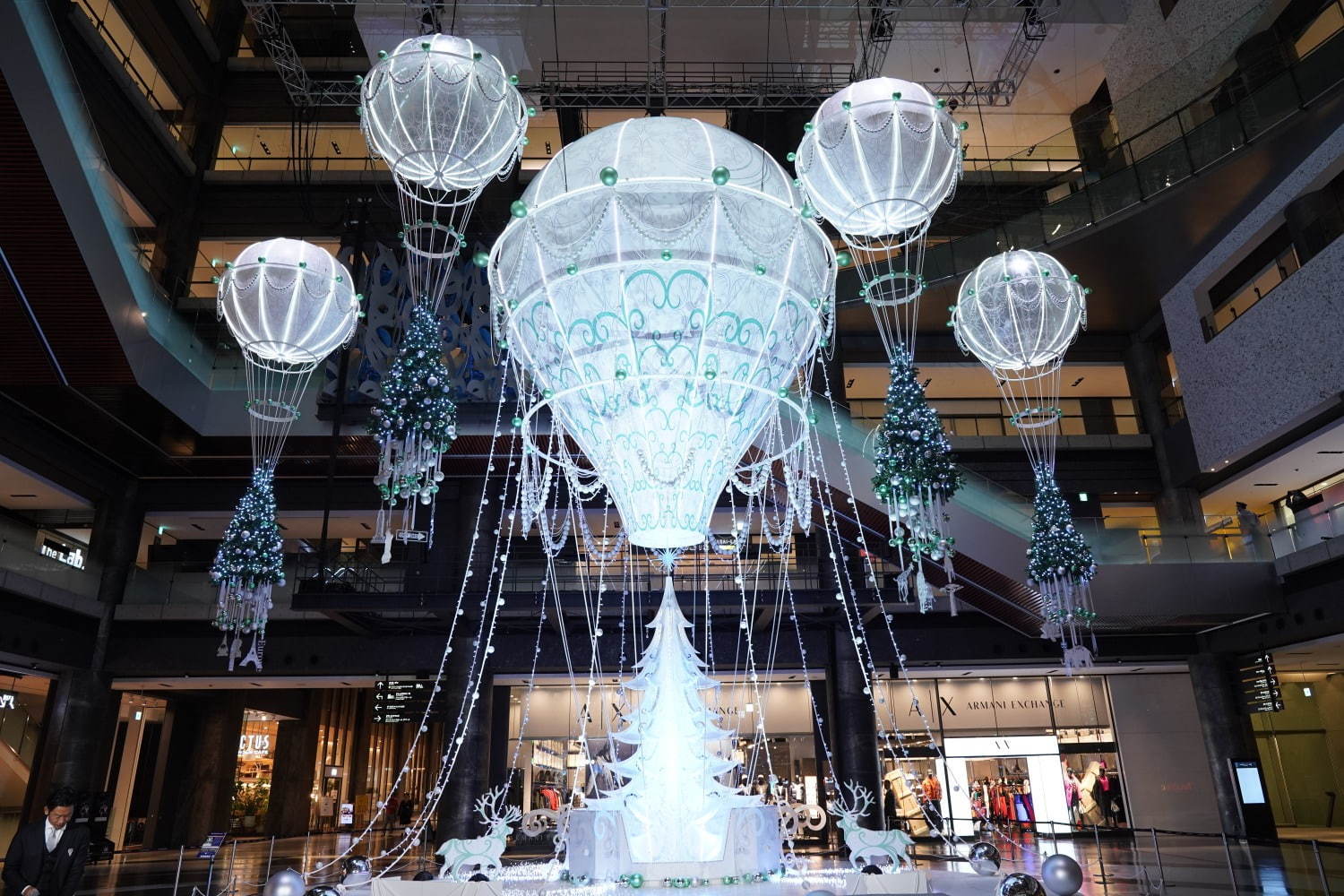 グランフロント大阪のクリスマスイルミネーション、巨大“気球”ツリー＆約40万球のLED輝く街路樹｜写真2