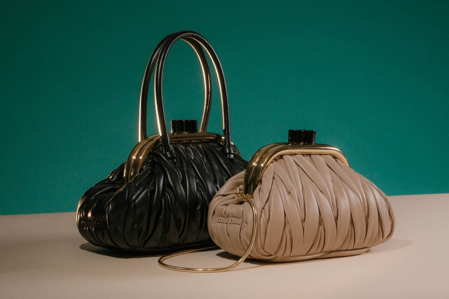ミュウミュウの20年秋冬バッグ「ミュウ ベル」“マテラッセ”を大胆に配したクラッチバッグなど - ファッションプレス